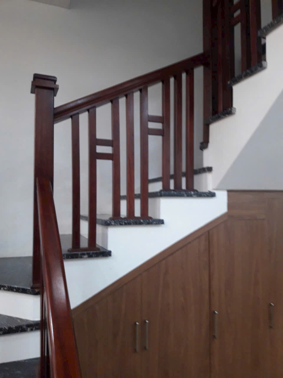 Cầu thang gỗ walnut hiện đại