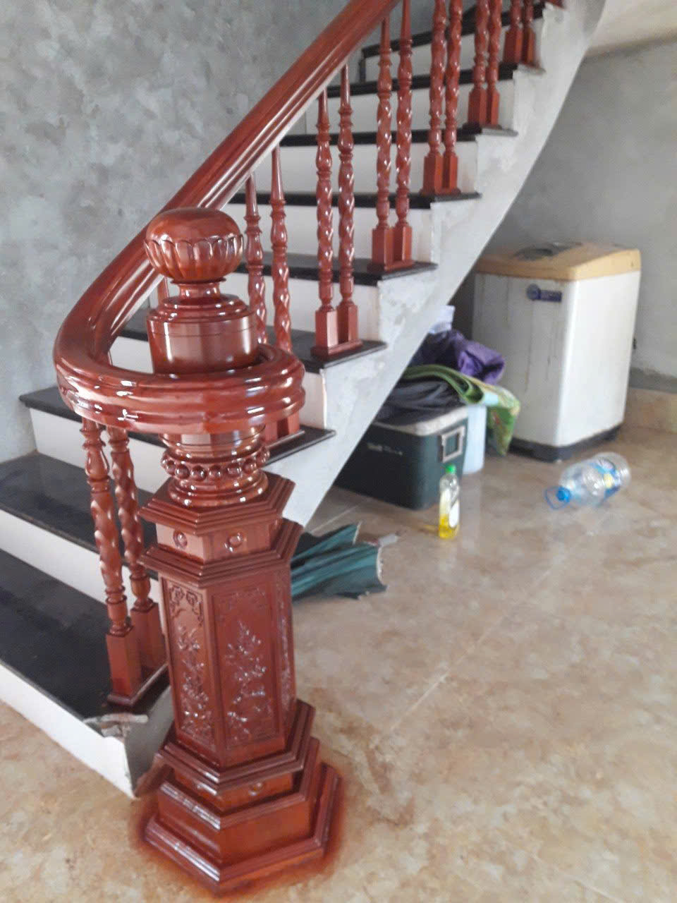 Cầu thang gỗ gụ trụ tròn