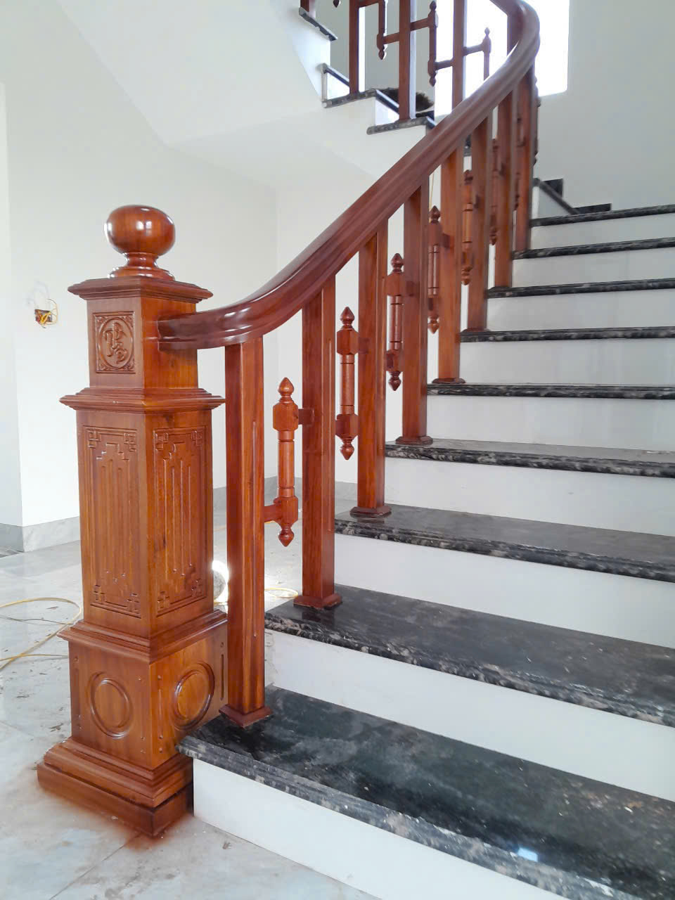 Cầu thang gỗ cong sang trọng