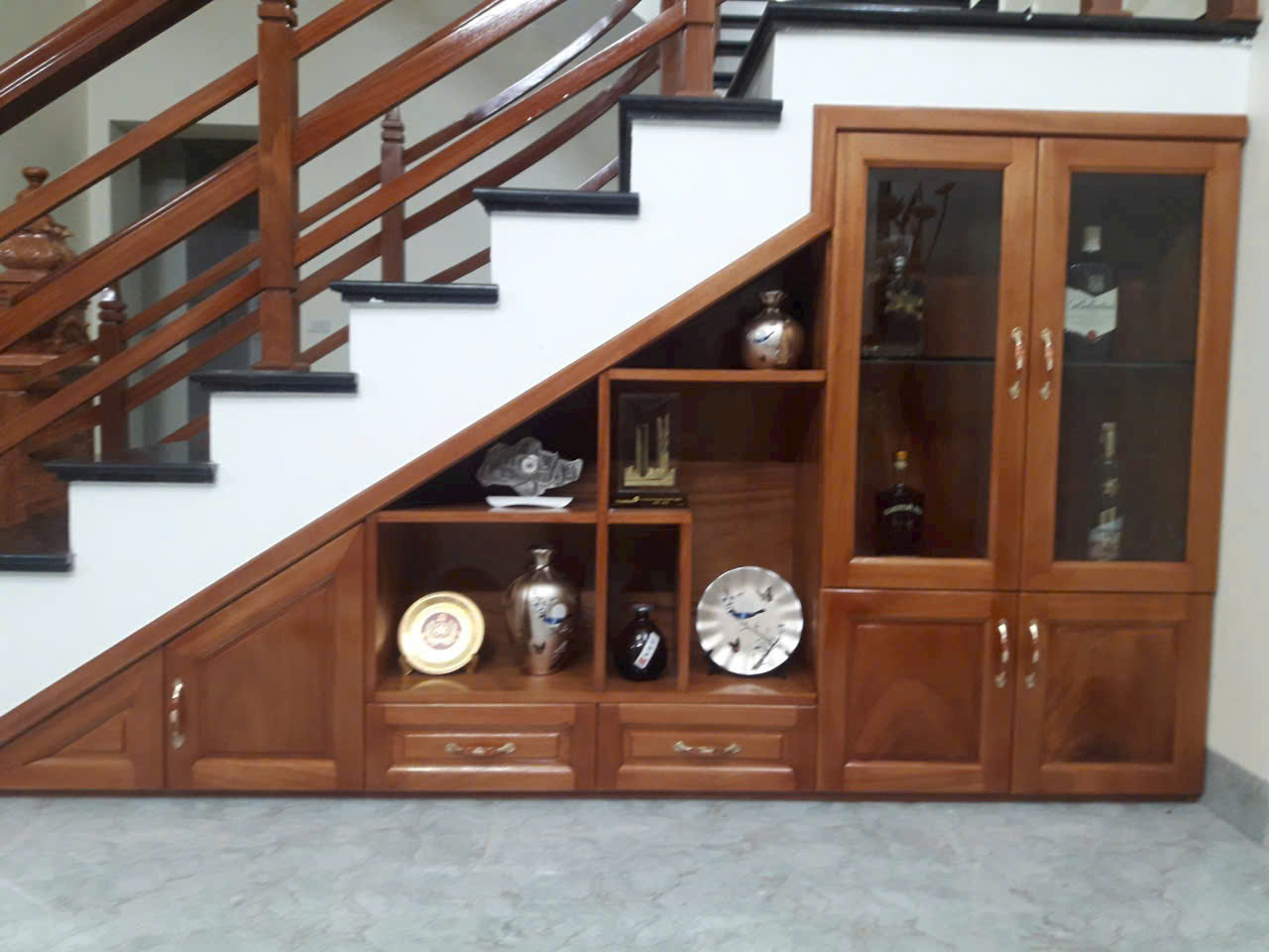 Tủ gỗ dưới cầu thang