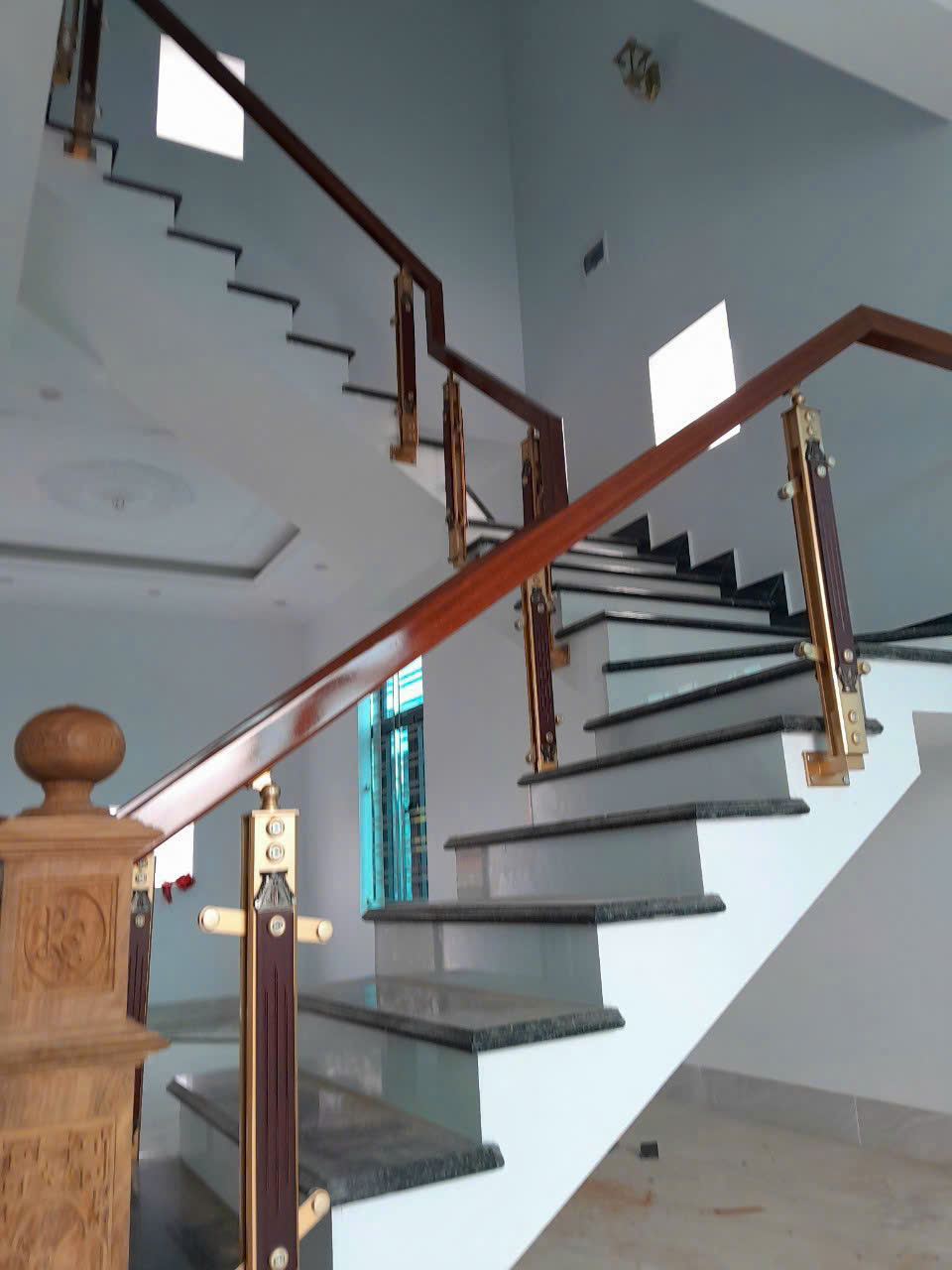 Cầu thang kính + gỗ + khung vàng