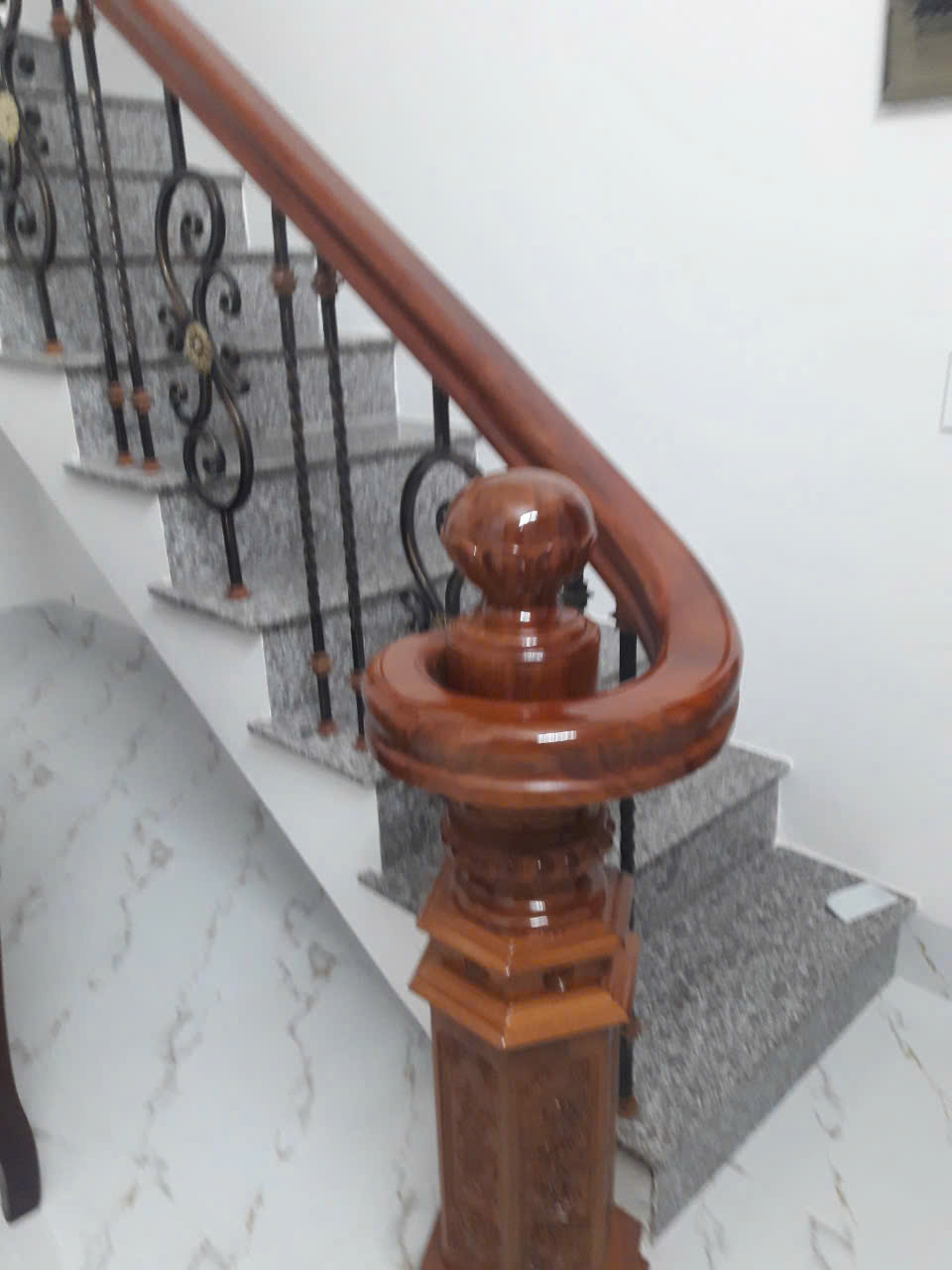 Cầu thang gỗ + sắt uốn cổ điển