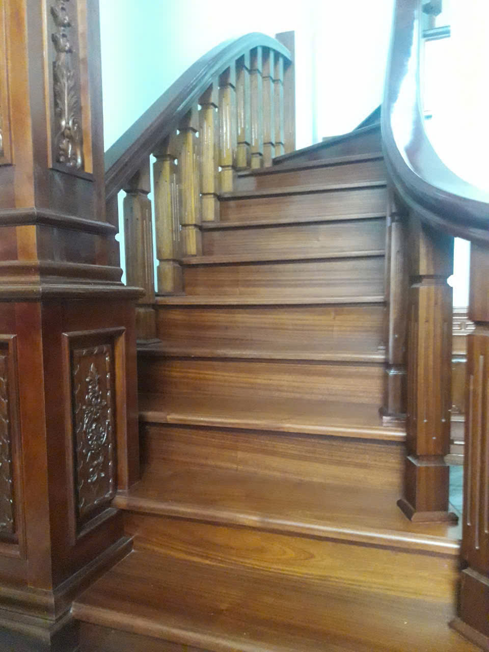 Cầu thang toàn gỗ walnut