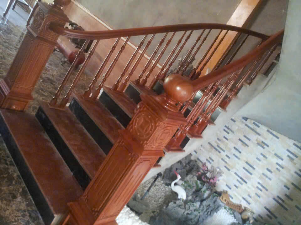 Cầu thang gỗ trụ chạm khắc