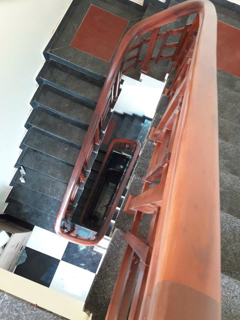 Cầu thang nhìn từ trên xuống