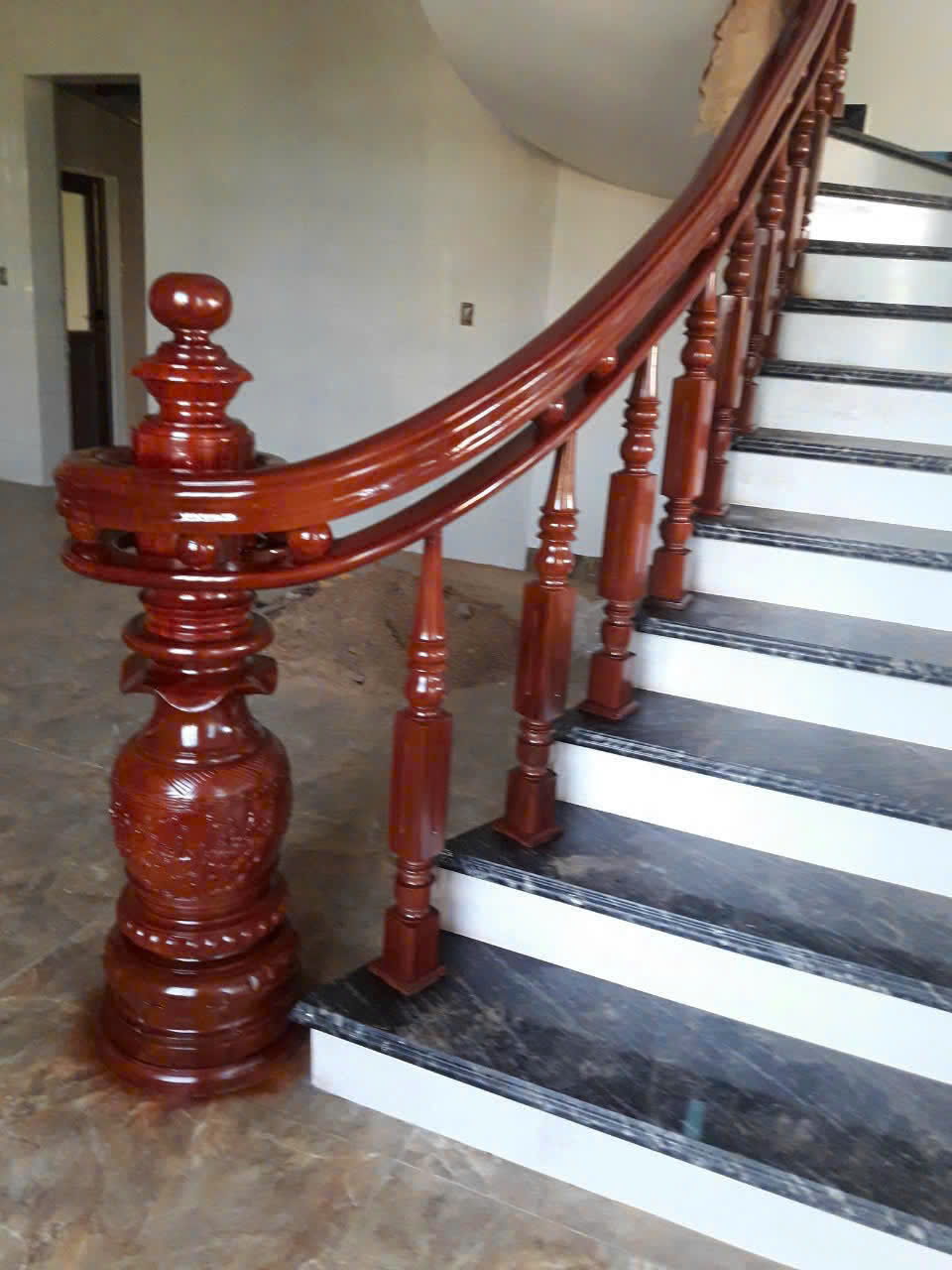 Cầu thang gỗ trụ to khắc họa